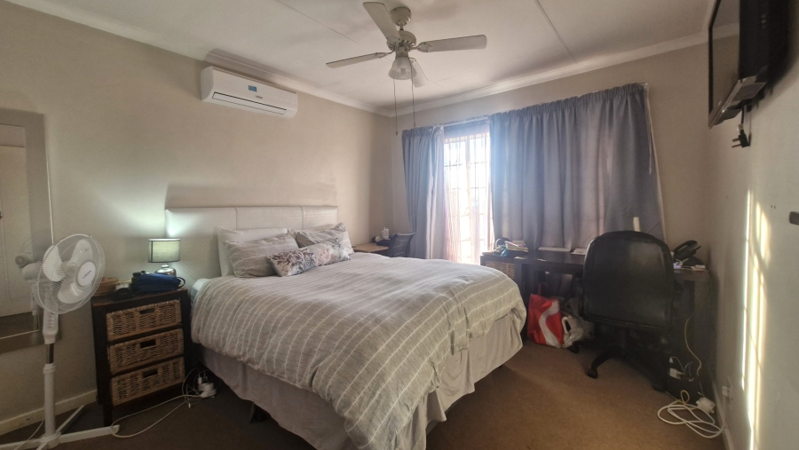 2 Bedroom Property for Sale in Rooihuiskraal North Gauteng