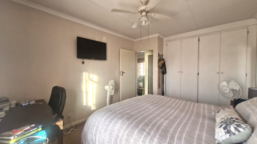 2 Bedroom Property for Sale in Rooihuiskraal North Gauteng