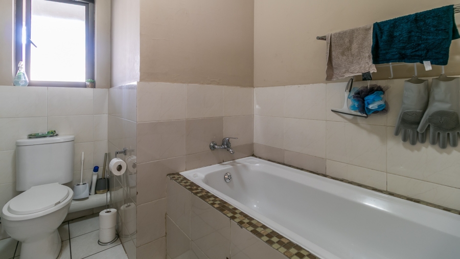 1 Bedroom Property for Sale in Noordwyk Gauteng