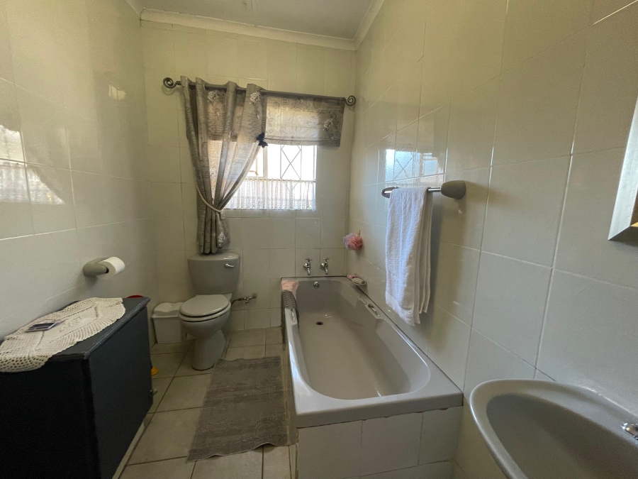 5 Bedroom Property for Sale in Witpoortjie Gauteng