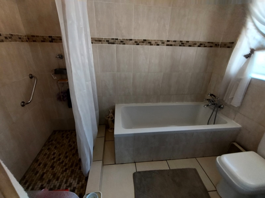 5 Bedroom Property for Sale in Witpoortjie Gauteng