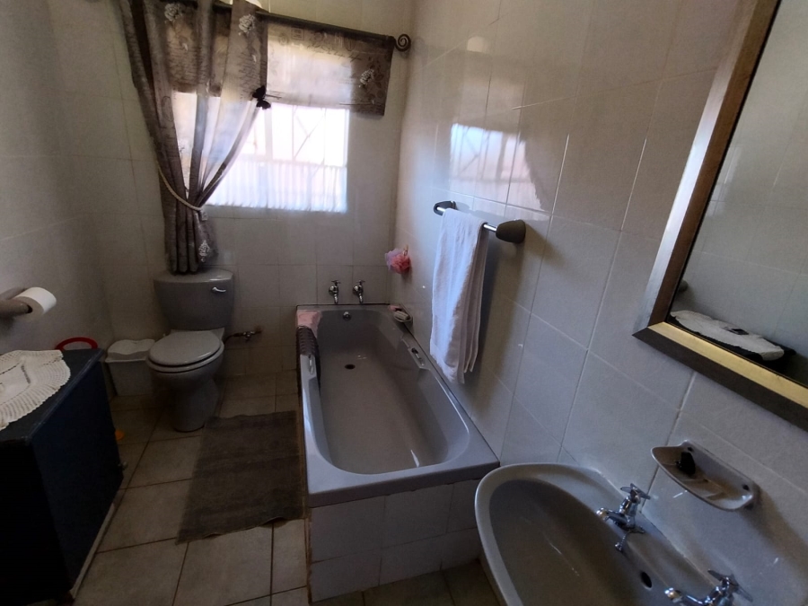 5 Bedroom Property for Sale in Witpoortjie Gauteng