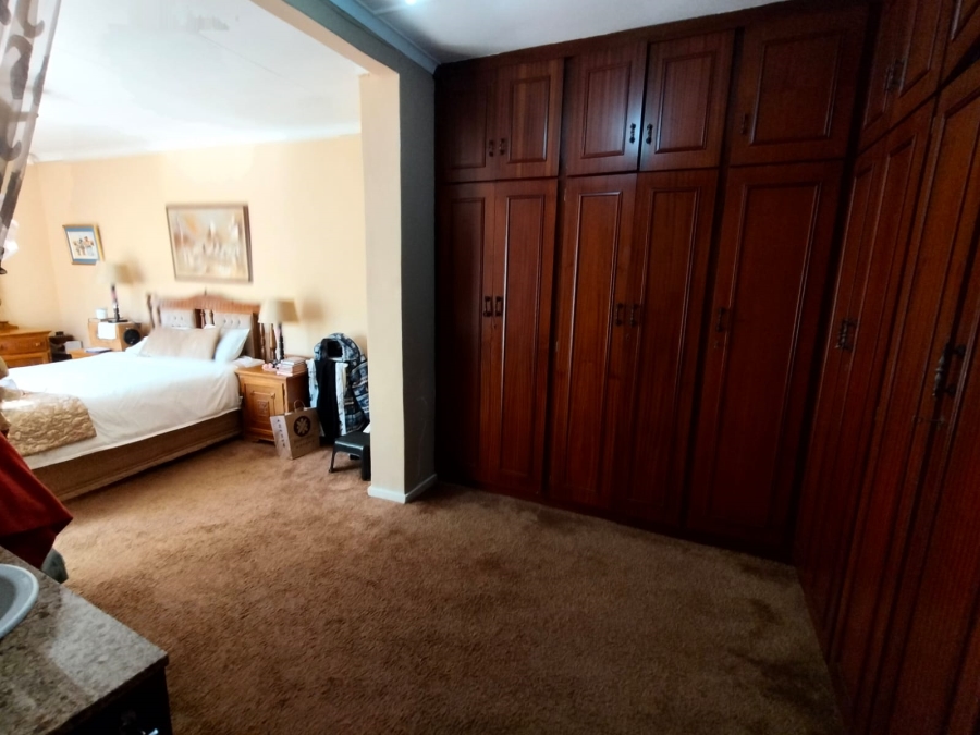 5 Bedroom Property for Sale in Witpoortjie Gauteng