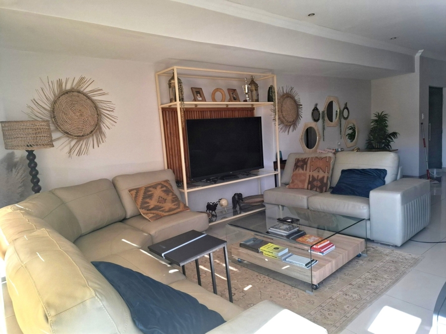 To Let 2 Bedroom Property for Rent in Saxonwold Gauteng