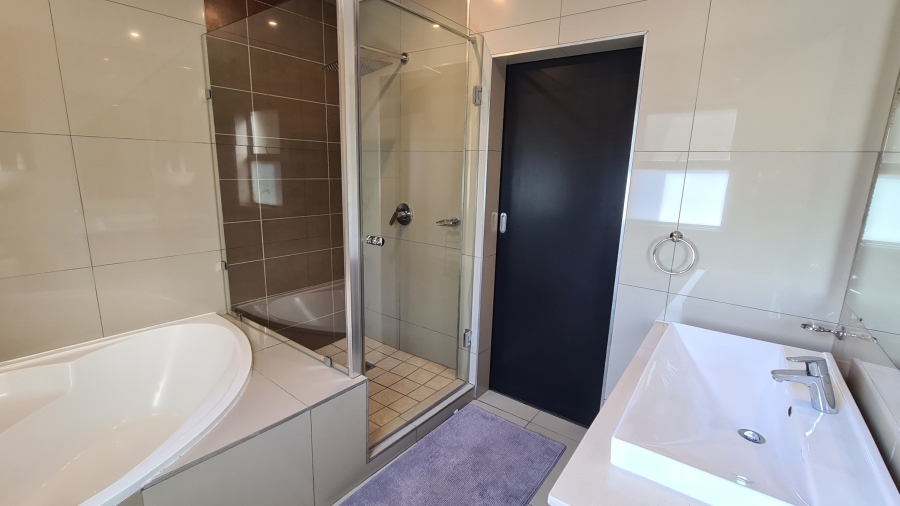 To Let 2 Bedroom Property for Rent in Saxonwold Gauteng