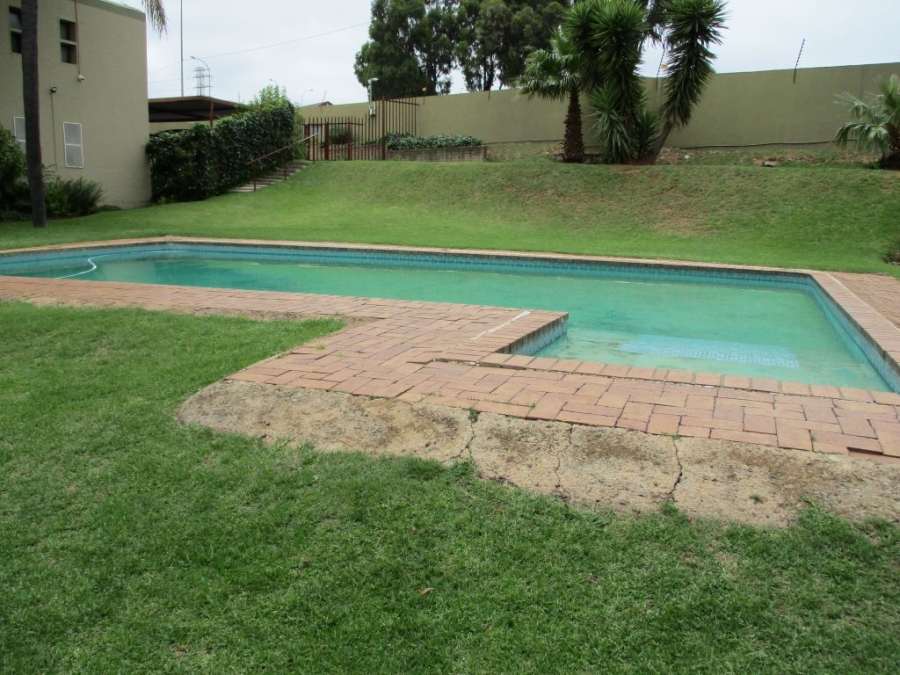 To Let 2 Bedroom Property for Rent in Helderkruin Gauteng