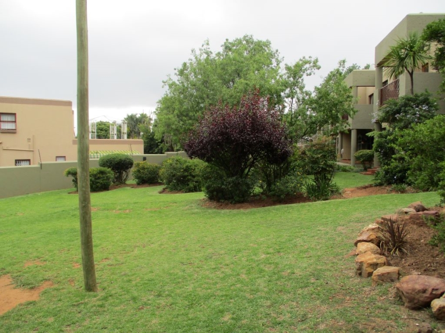 To Let 2 Bedroom Property for Rent in Helderkruin Gauteng