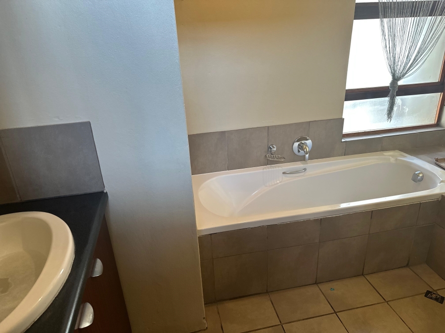 2 Bedroom Property for Sale in Noordwyk Gauteng
