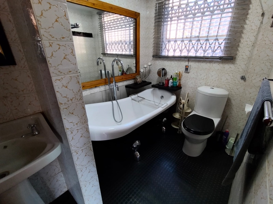 4 Bedroom Property for Sale in Rant En Dal Gauteng
