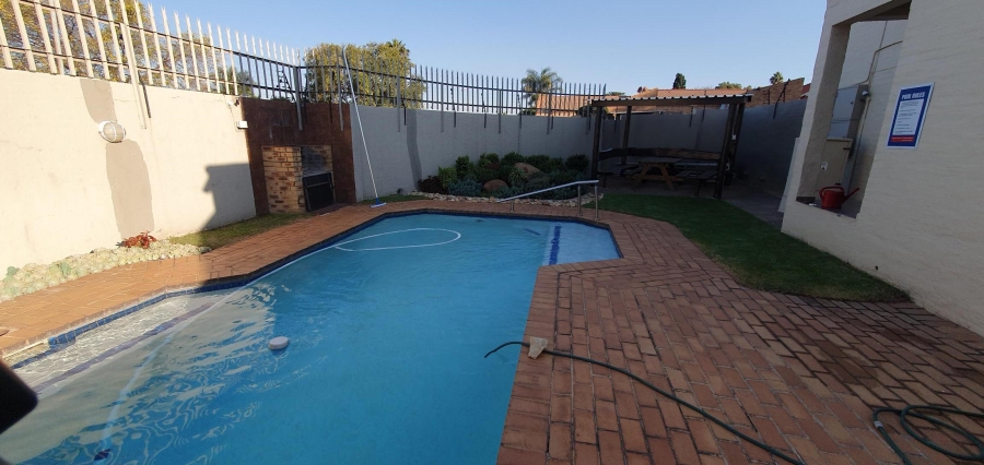 To Let 2 Bedroom Property for Rent in Glenvista Gauteng