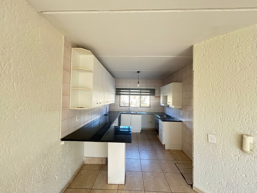 To Let 2 Bedroom Property for Rent in Magaliessig Gauteng