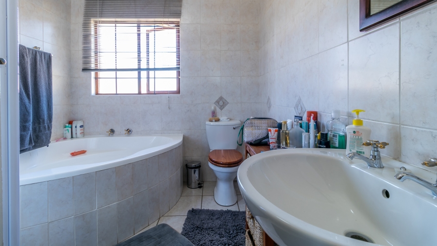 3 Bedroom Property for Sale in Amberfield Crest Estate Gauteng