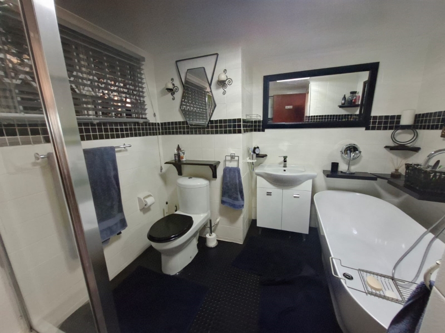 4 Bedroom Property for Sale in Rant En Dal Gauteng