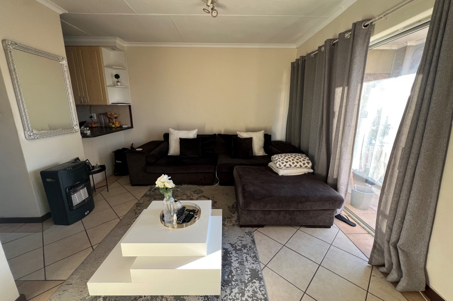 2 Bedroom Property for Sale in Monavoni Gauteng