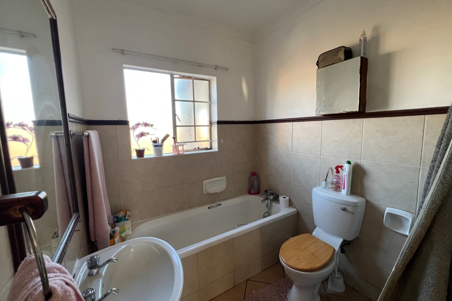 2 Bedroom Property for Sale in Monavoni Gauteng