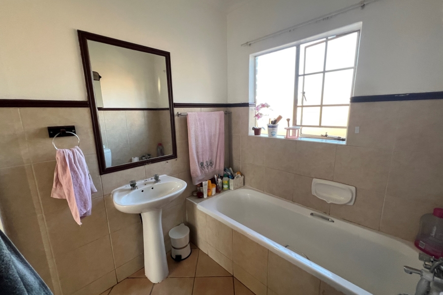 2 Bedroom Property for Sale in Monavoni Gauteng