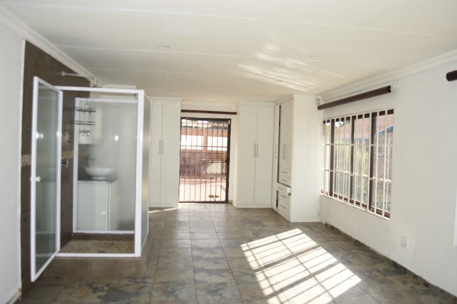 6 Bedroom Property for Sale in Ninapark Gauteng
