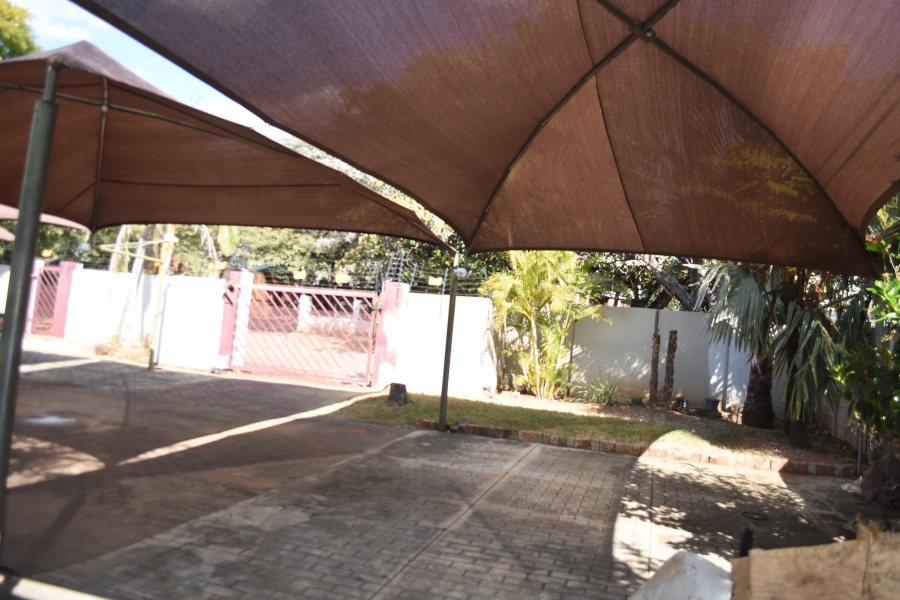 6 Bedroom Property for Sale in Ninapark Gauteng
