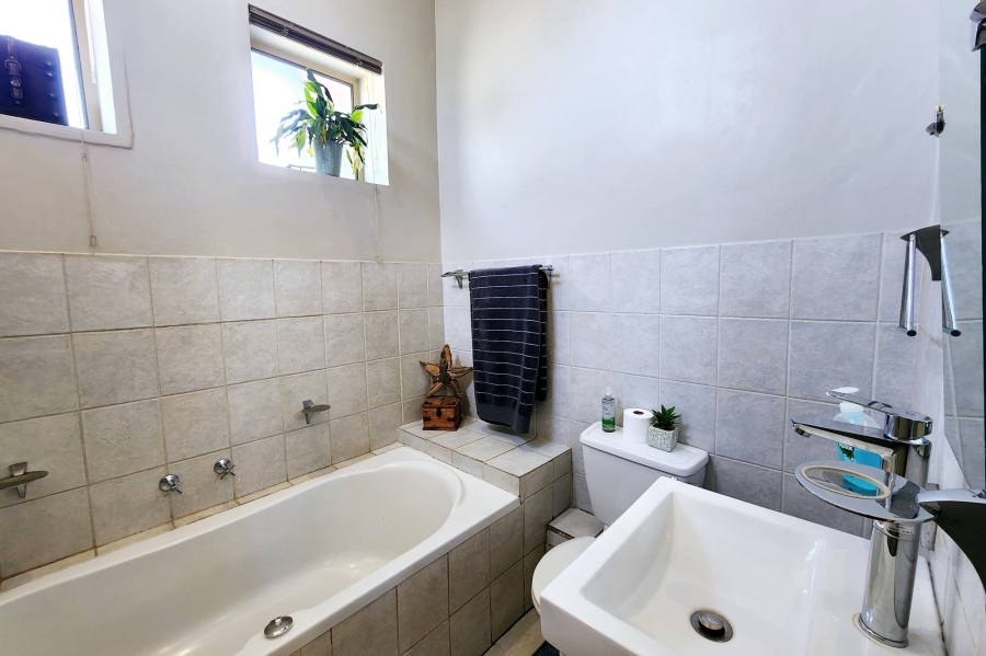 To Let 3 Bedroom Property for Rent in Die Hoewes Gauteng