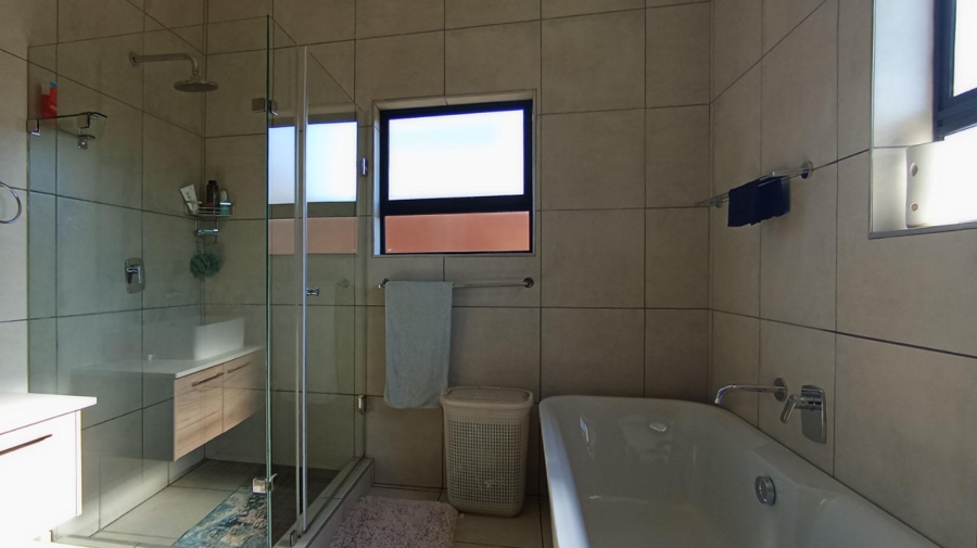 4 Bedroom Property for Sale in Six Fountains Estate Gauteng