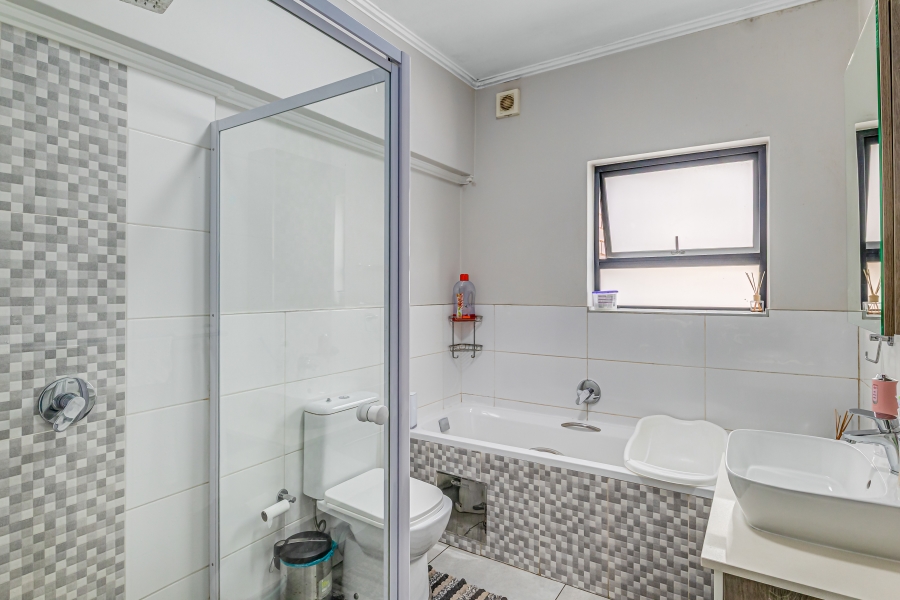 2 Bedroom Property for Sale in Glen Marais Gauteng
