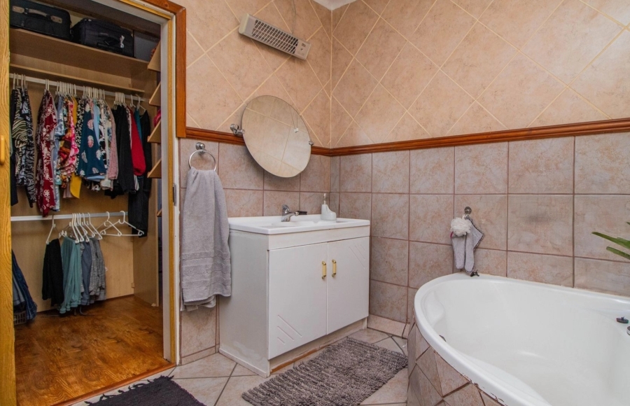 4 Bedroom Property for Sale in Glen Marais Gauteng