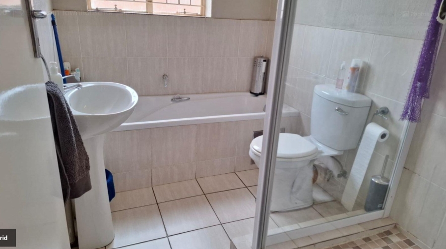 2 Bedroom Property for Sale in Towerby Gauteng
