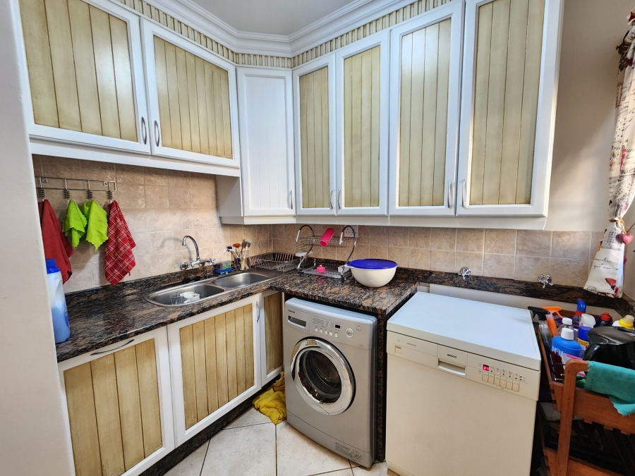 4 Bedroom Property for Sale in Nieuw Muckleneuk Gauteng