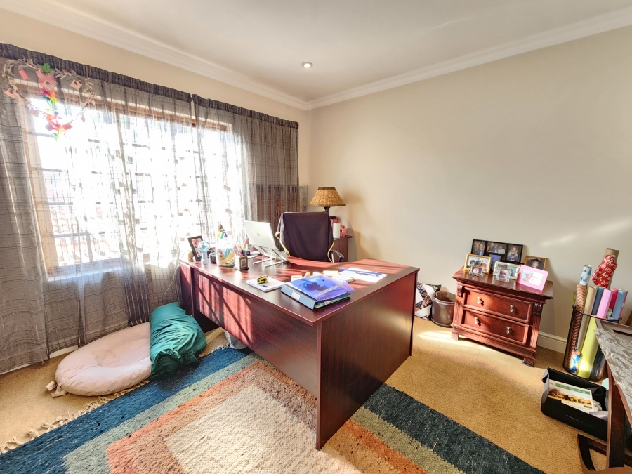 4 Bedroom Property for Sale in Nieuw Muckleneuk Gauteng