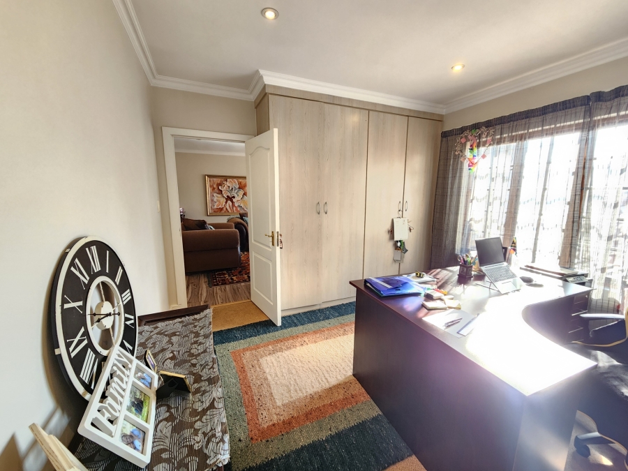 4 Bedroom Property for Sale in Nieuw Muckleneuk Gauteng