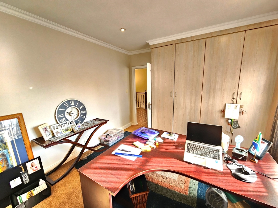 4 Bedroom Property for Sale in Nieuw Muckleneuk Gauteng
