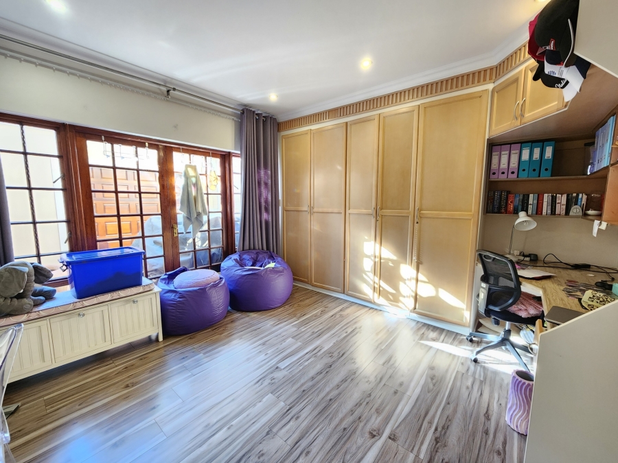4 Bedroom Property for Sale in Nieuw Muckleneuk Gauteng