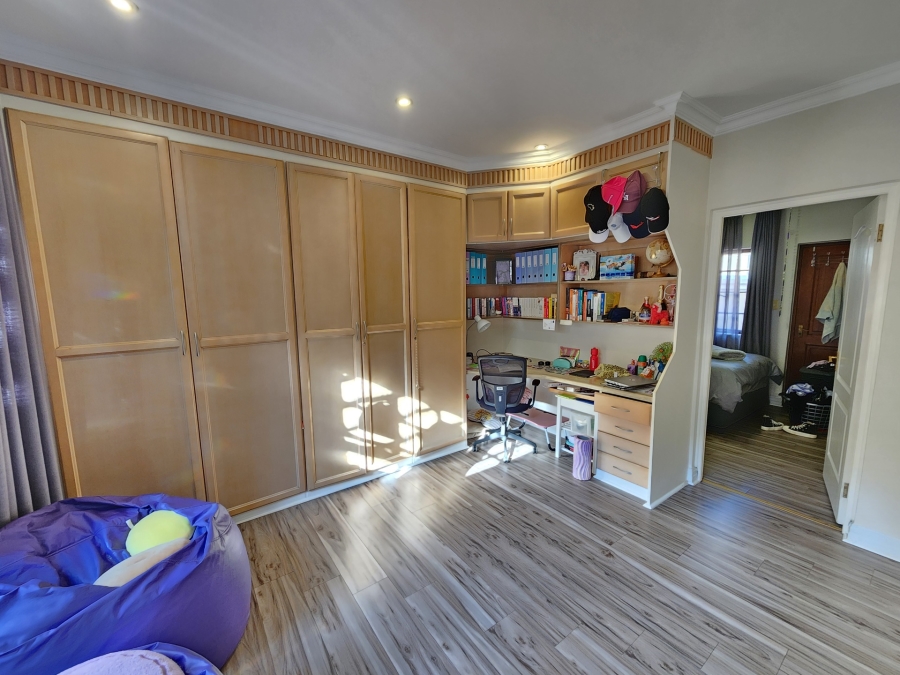 4 Bedroom Property for Sale in Nieuw Muckleneuk Gauteng