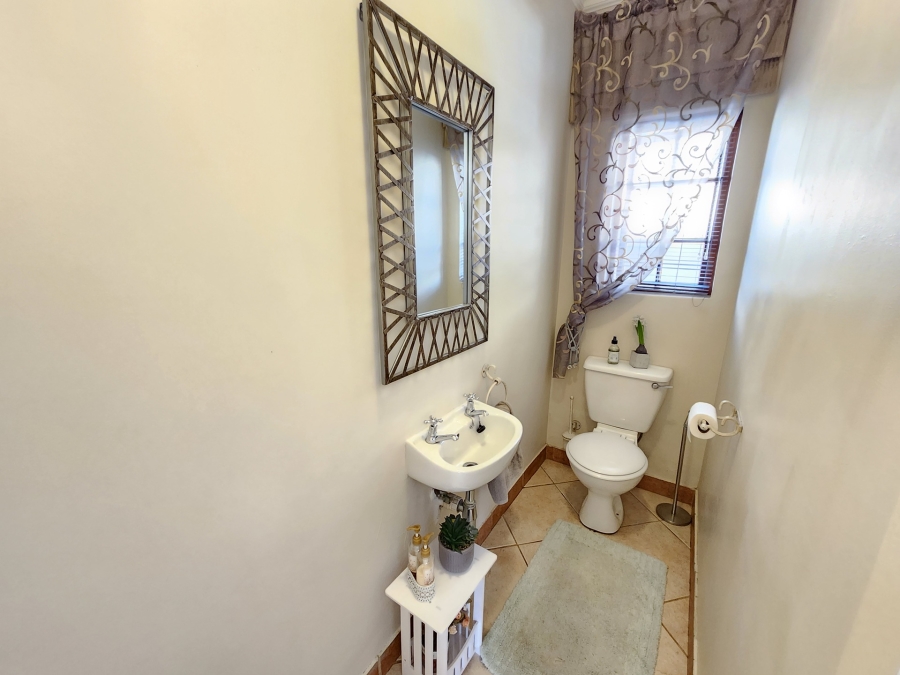4 Bedroom Property for Sale in Nieuw Muckleneuk Gauteng