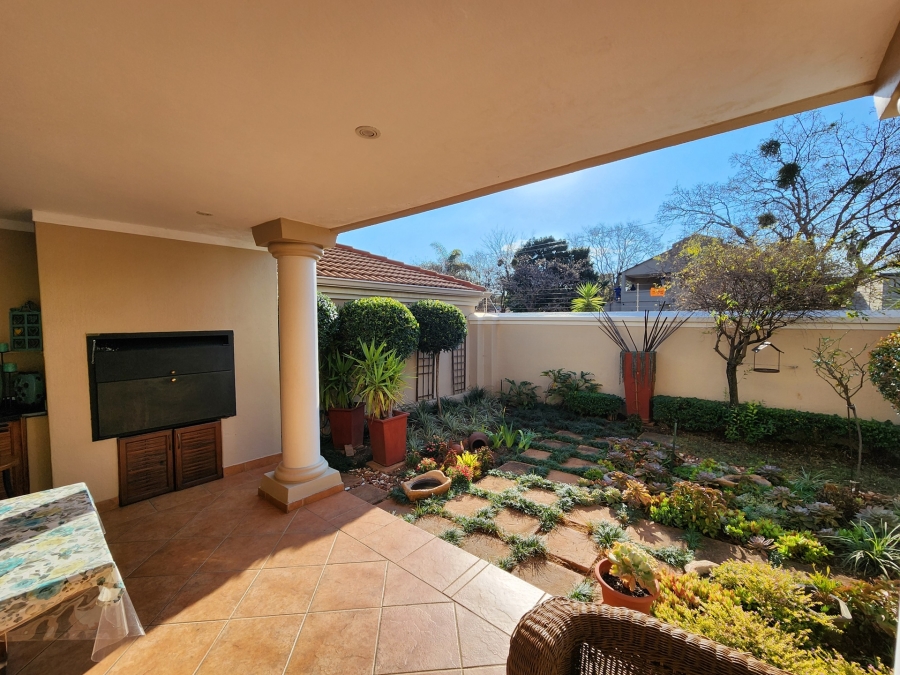 4 Bedroom Property for Sale in Nieuw Muckleneuk Gauteng