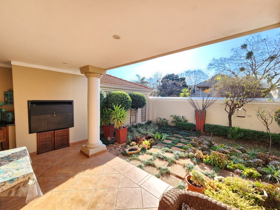 4 Bedroom Property for Sale in Nieuw Muckleneuk Gauteng
