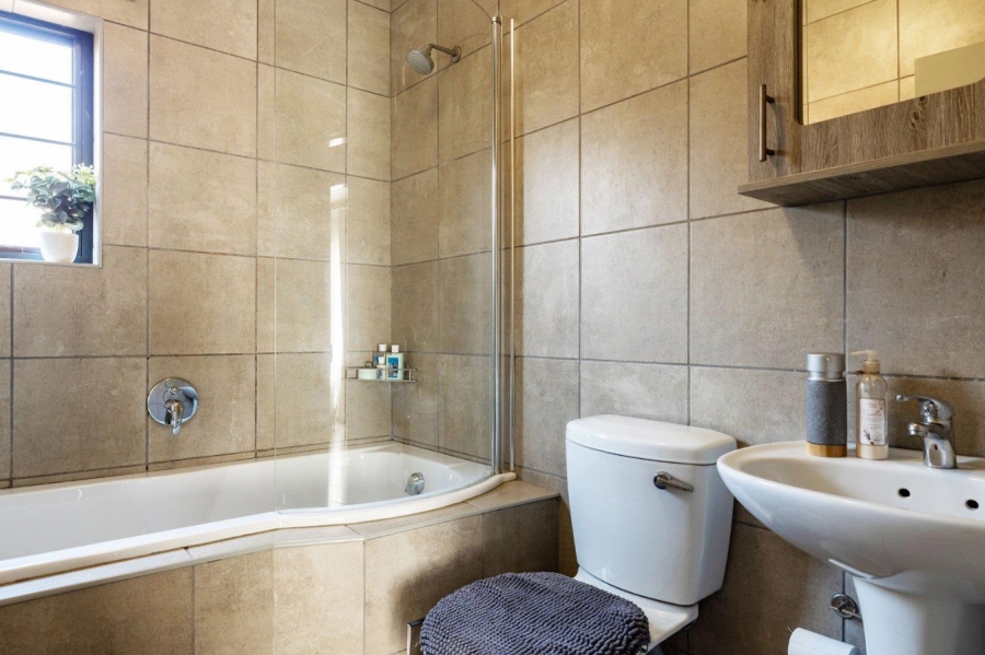 To Let 2 Bedroom Property for Rent in La Montagne Gauteng