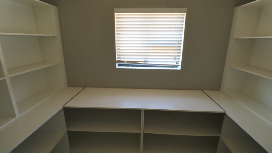 5 Bedroom Property for Sale in Kameeldrift East Gauteng