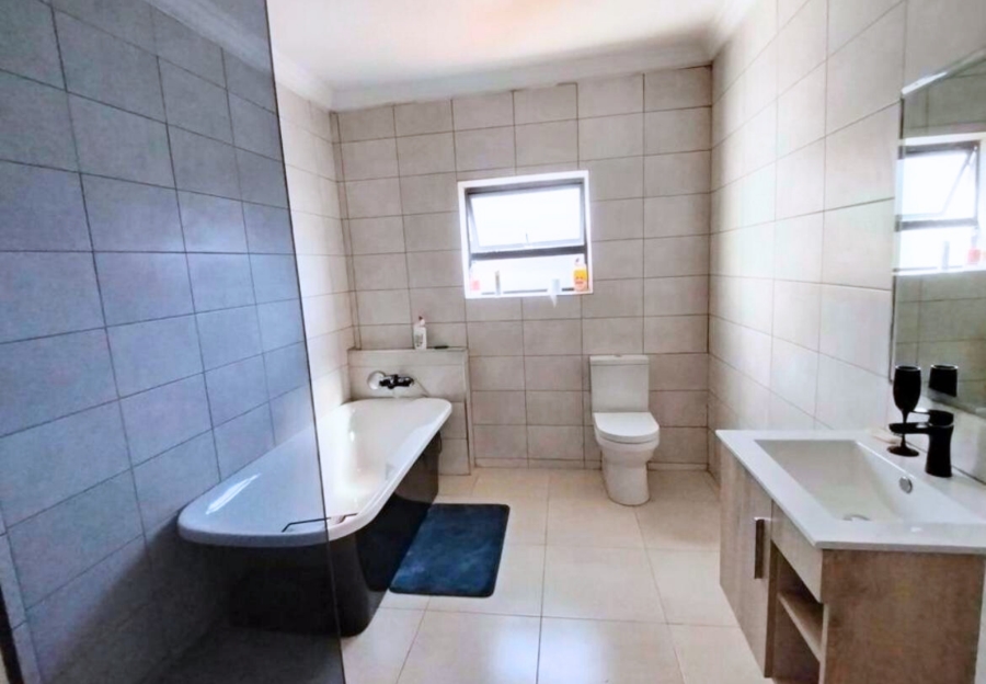 5 Bedroom Property for Sale in Kameeldrift East Gauteng
