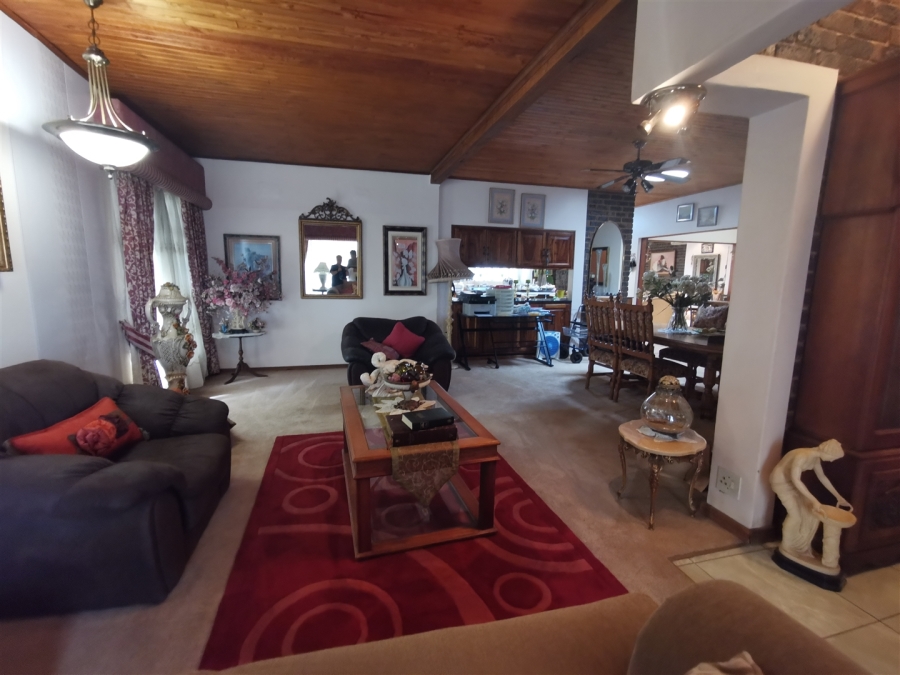 5 Bedroom Property for Sale in Florauna Gauteng