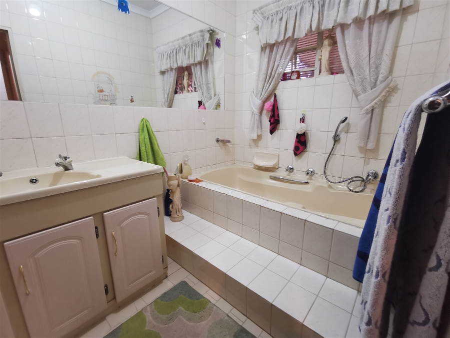 5 Bedroom Property for Sale in Florauna Gauteng