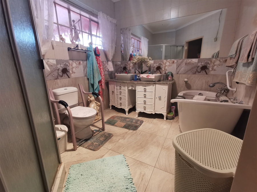 5 Bedroom Property for Sale in Florauna Gauteng