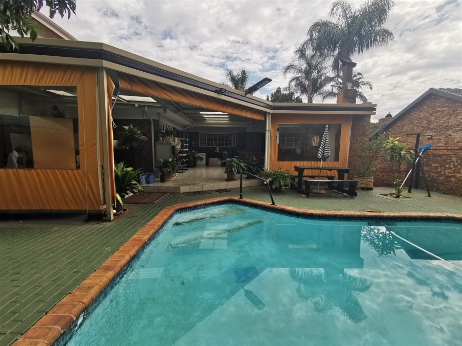 5 Bedroom Property for Sale in Florauna Gauteng