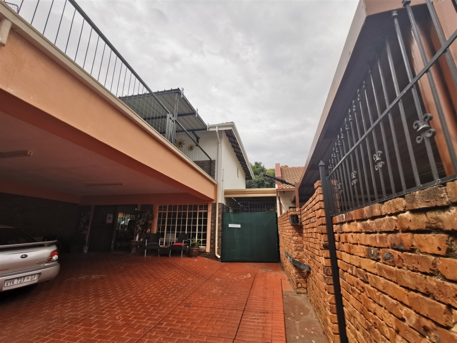 5 Bedroom Property for Sale in Florauna Gauteng