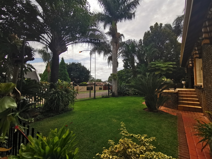 5 Bedroom Property for Sale in Florauna Gauteng