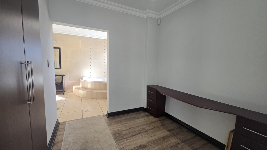 5 Bedroom Property for Sale in The Wilds Gauteng