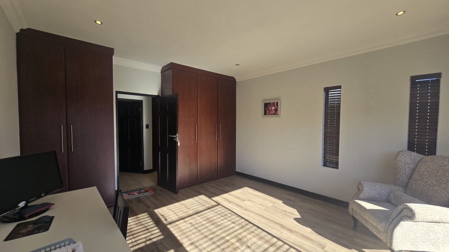 5 Bedroom Property for Sale in The Wilds Gauteng