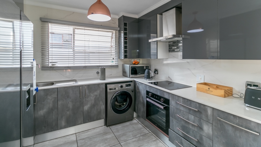 To Let 2 Bedroom Property for Rent in Vorna Valley Gauteng
