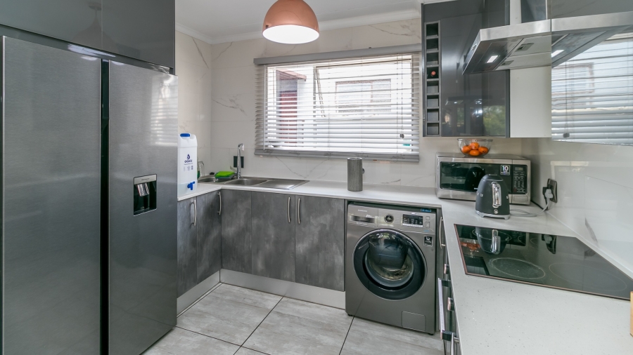 To Let 2 Bedroom Property for Rent in Vorna Valley Gauteng