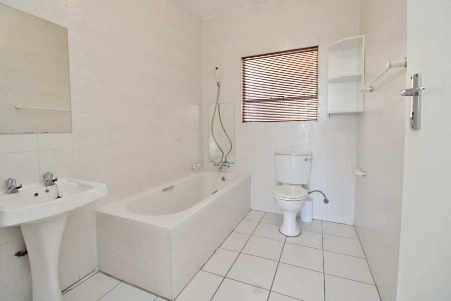 To Let 3 Bedroom Property for Rent in Sunnyrock Gauteng